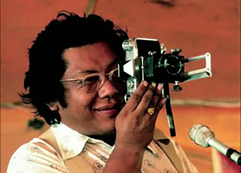 Chogyam Trungpa con camara